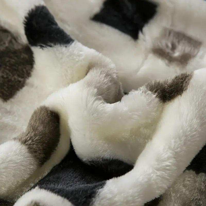 Luxury Mink Velvet Blanket with Geometric Design – Ultra Soft Winter Blanket for Queen Size Bed