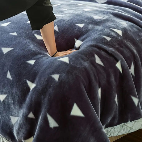 Soft & Cozy Triangle-Patterned Fleece Blanket for Ultimate Comfort